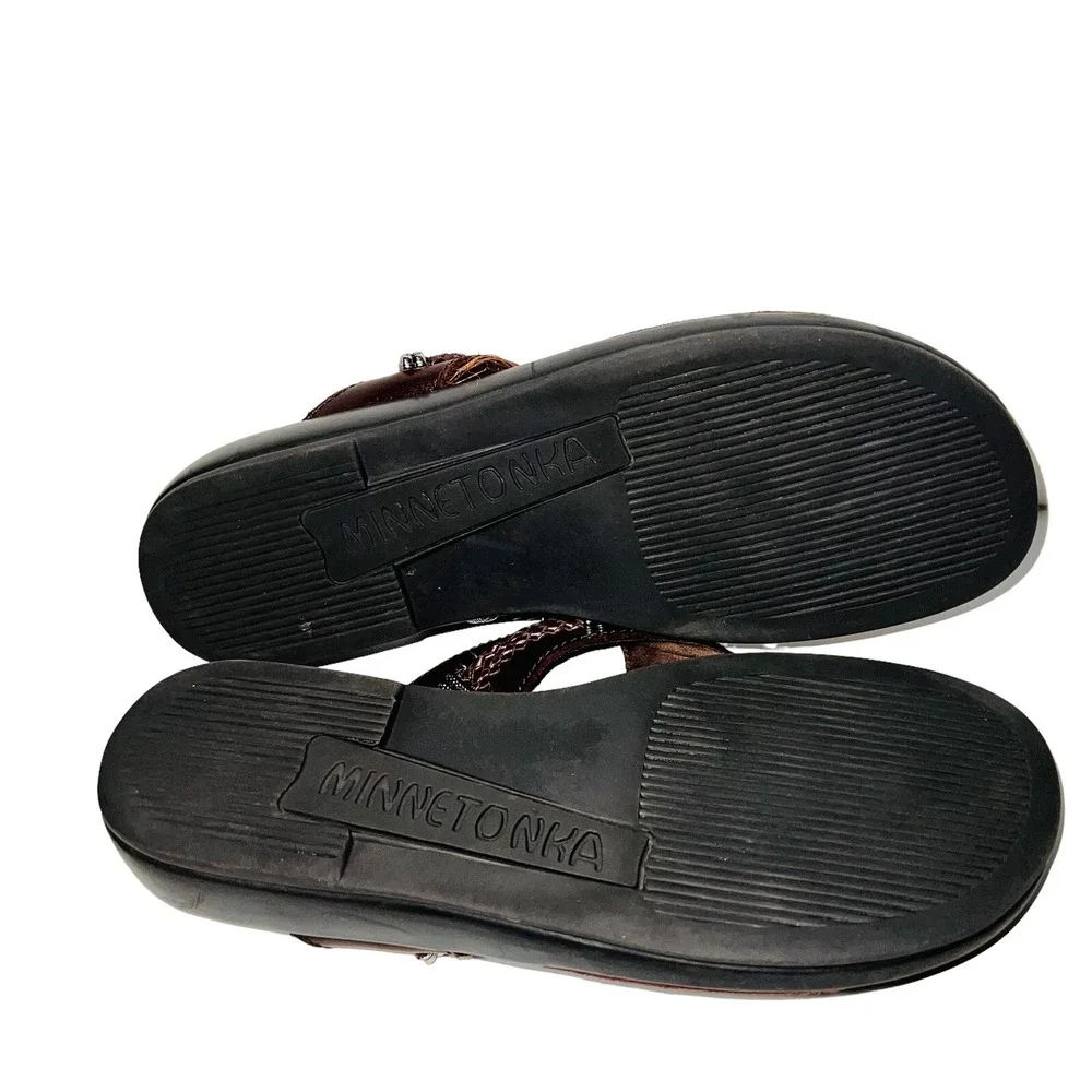 Minnetonka Brown Leather Silverthorne Thong Sandals Women's Size 8